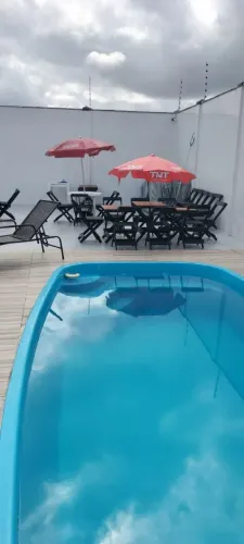 Vende um espaço de lazer com piscina