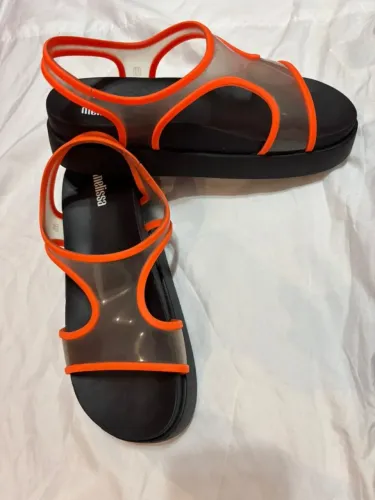 Sandalia melissa bikini plataforma preta com tiras transparente e laranja