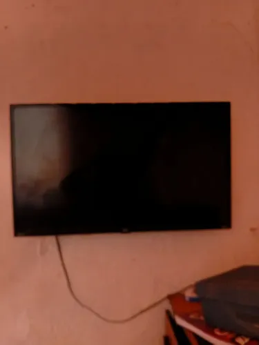 Tv em perfeito estado philco roku novinha toda completa com pés e controle