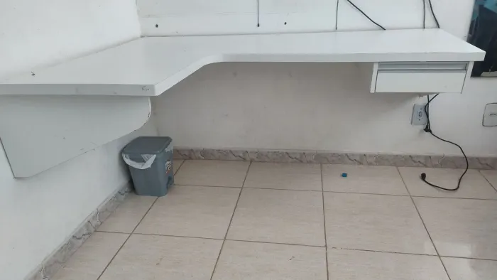 Mesa de canto sem pernas branca