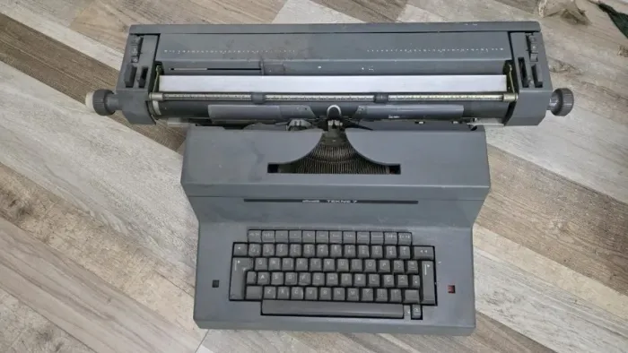 Máquina de Escrever Eletrônica Olivetti Tekne 7  (usada)