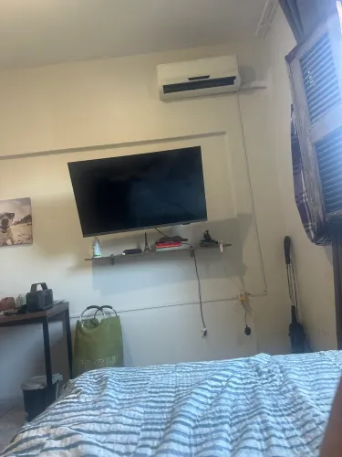 Vendo ar + TV + mesa + cama king size