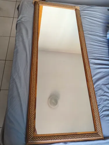 Espelho com moldura de madeira