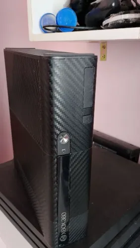 XBOX 360 Super Slim, DESBLOQUEADO RGH, 25 jogos, 1 CONTROLE. Mais um controle P arrumar.