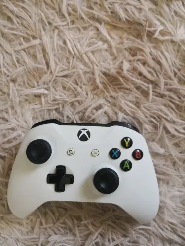 Controle xbox original branco.