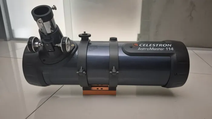 TUBO CELESTRON ASTROMASTER 114 + TRIPÉ PARA BASE EQUATORIAL + OCULARES DE 10MM E 20MM