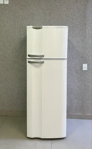 Geladeira Electrolux Super Freezer DC37 está bem Nova