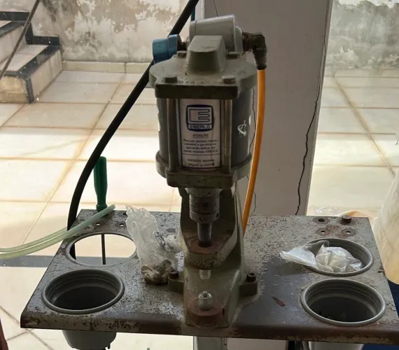 Máquina de ilhós/botão pneumática