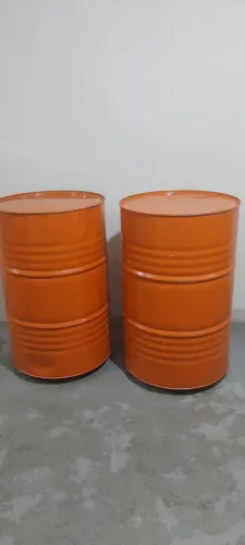 Vendo 2 tambo laranja  com pés 