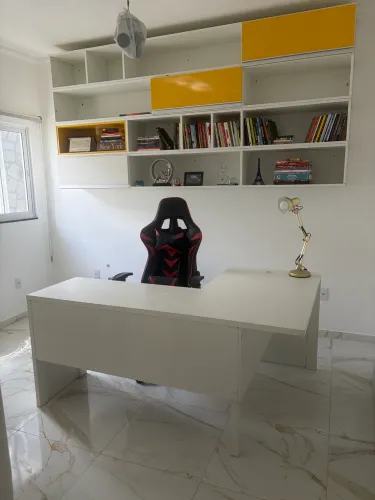 Mesa de escritório + painel de tv