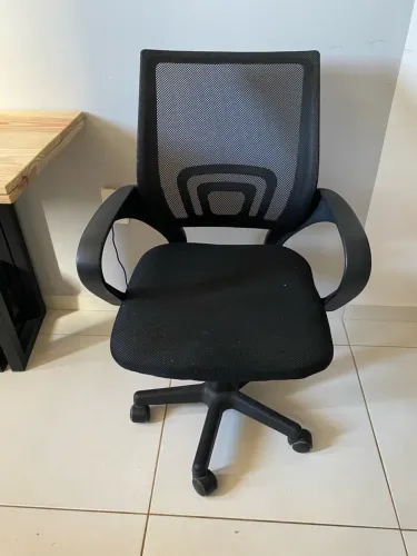 CADEIRA DE ESCRITÓRIO PRETA