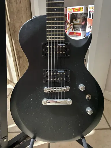 Guitarra semi nova LTD PRETA FOSCA