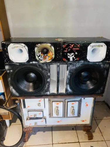Altos falantes de 450 SMS com duas cornetas uma JBL de 200