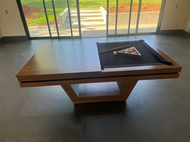 Mesa de sinuca e jantar