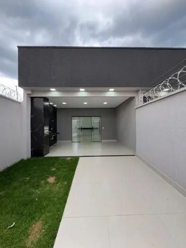 Casa Perfeita! 2Q sendo 1 Suíte- ENTRADA REDUZIDA - Área Gourmet com Churrasqueira - Bairr