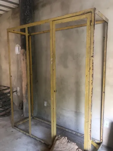 Armação de ferro  pra vitrine 