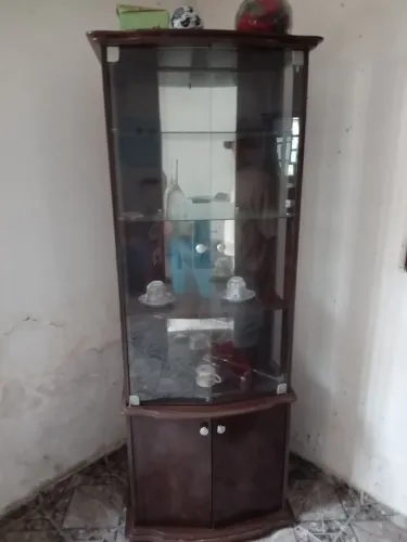 VENDO UMA CRISTALEIRA BEM CONSERVADA