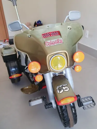 Moto Triciclo Infantil Calesita (acompanha capacete).