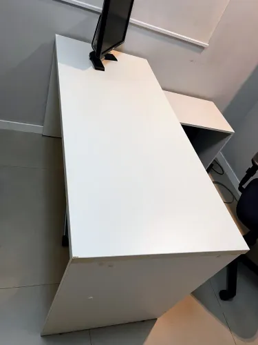 Conjunto mesa escrivaninha para escritóro com escrivaninha menor anexa