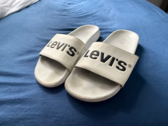 Chinelo Levis Griffe