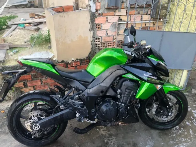 Estou vendendo essa Kawasaki Z1000 moto top demais.
