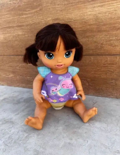 boneca baby alive fraldinha mágica, da hasbro, versão morena.
