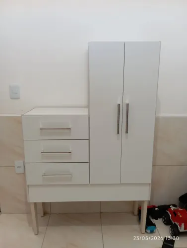 Cômoda semi nova sem marcas de uso