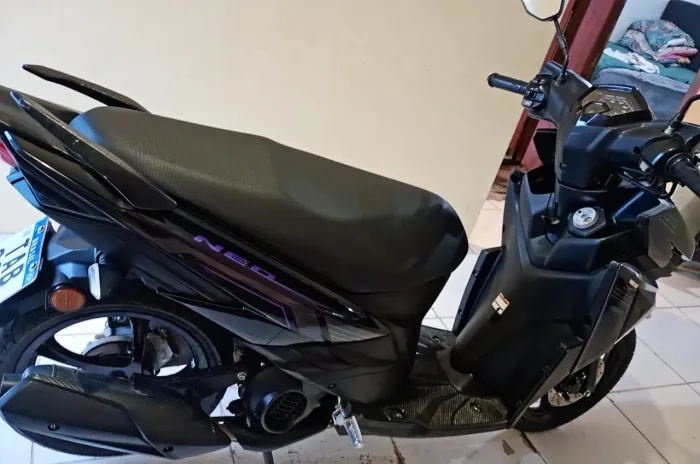 Moto scooter automática Yamaha Neo 125 cc preta POR 14.500