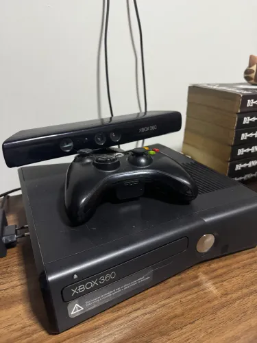 XBox 360 bloqueado com Kinect (usado em boas condições)