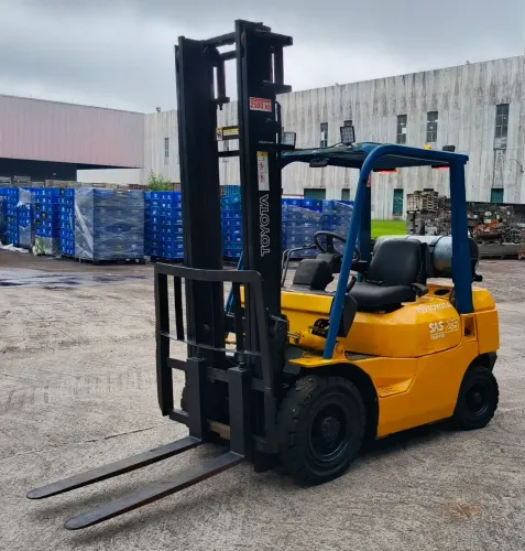 Empilhadeira - Toyota - 7FG25 - 2.500 Kgs.