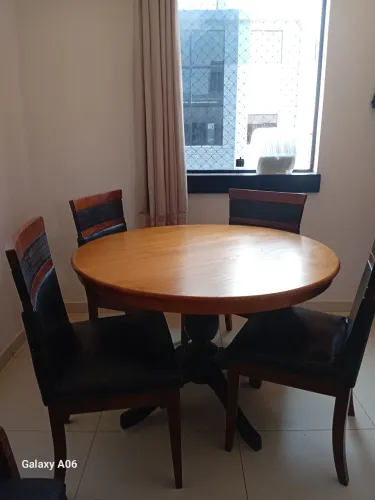 Conjunto de sala em madeira com couro legítimo