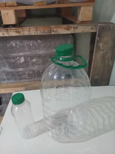 Vendo Garrafas de 500ML e de 5 Litros com Tampas