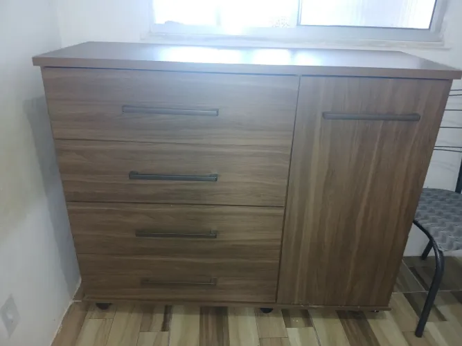 Cômoda de 4 gavetas + 1 porta