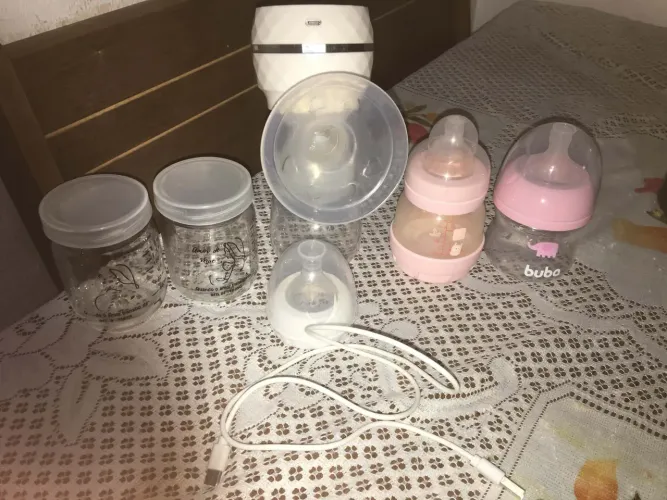 Kit com bomba de leite, mamadeiras e potes