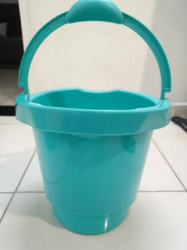 Balde Plasútil verde 30cm altura. Usado