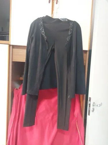Vende-se uma calça lege preta 42 uma blusa de frio preta com pedras valor 140 reais 