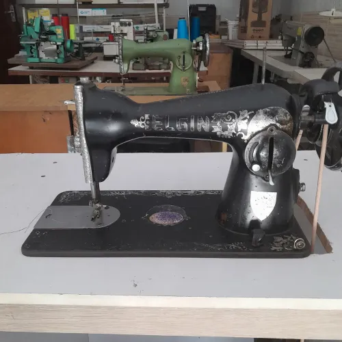 Máquina de costura reta Elgin com móvel