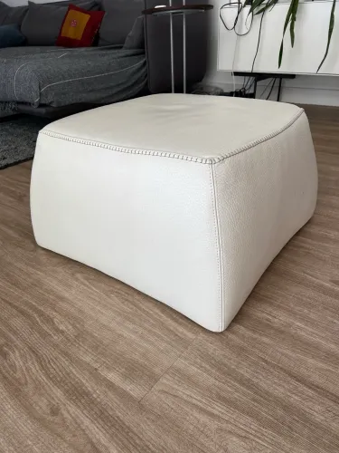 Par de puffs Natuzzi em couro branco ? com rodinhas