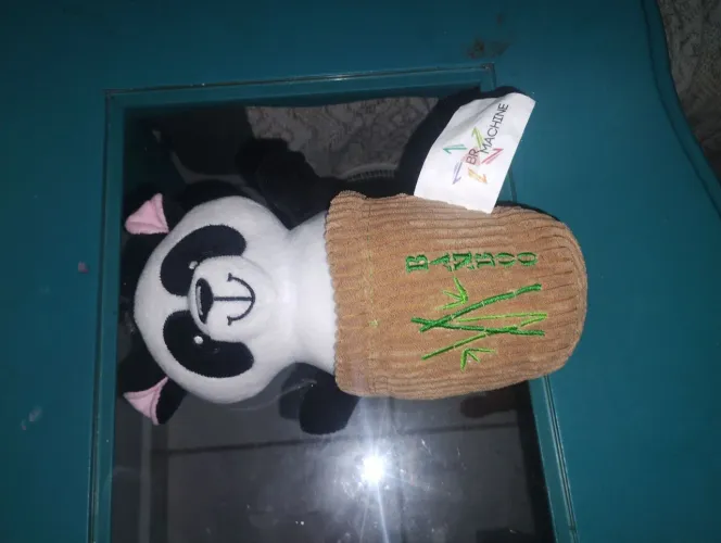 Pelúcia de panda no barril de bamboo