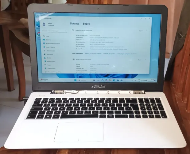 Notebook Asus branco, modelo Z550MA