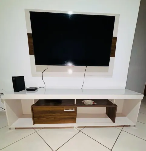 Rack+ painel de madeira