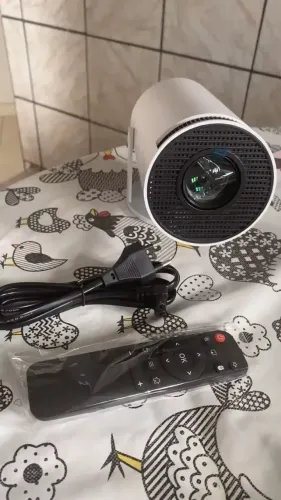 Projetor Smart Portátil Ultra HD 4K Wi-Fi Bluetooth para TV e Celular