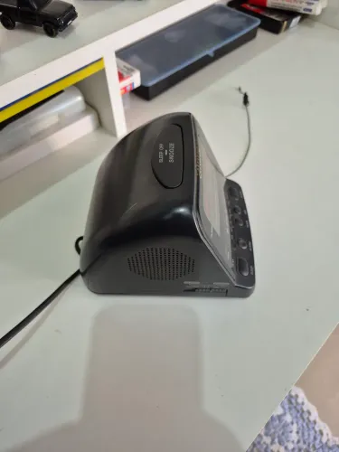 Rádio relógio antigo 