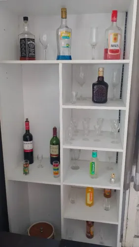 Vendo uma pequena degar com essas bebidas e tarças com tudo que está na foto