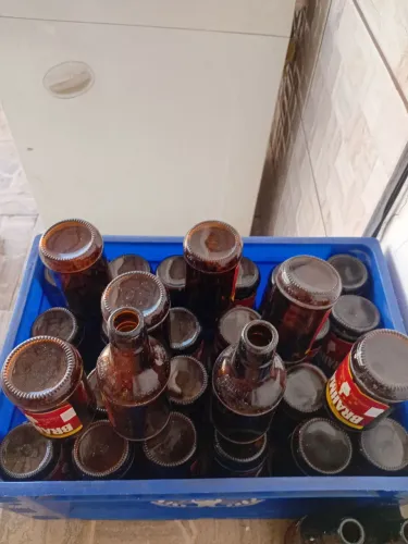 Engradado e 49 garrafinhas cerveja retornável