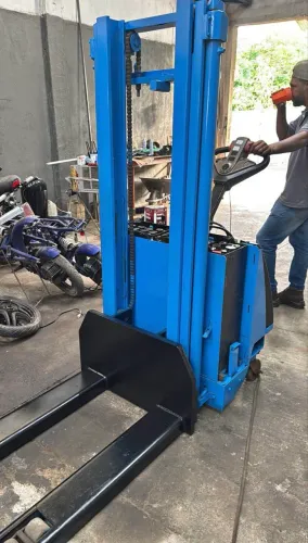 Empilhadeira tracionária 1.2 ton 