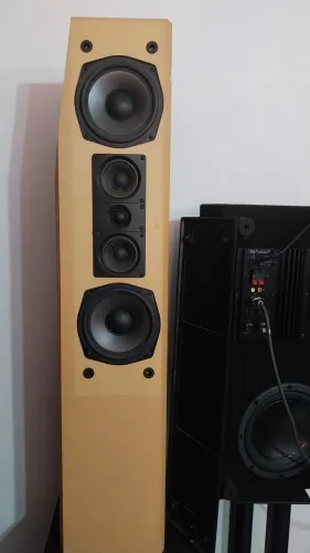 Sistema de caixas de som 5.1 200 watts. 2 colunas onkyo Hts-F2 1 caixa onkyo central grand