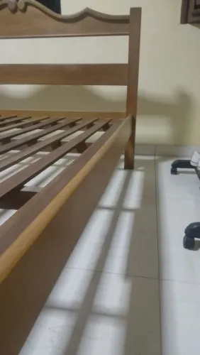 Cama de madeira em ótimo estado (acompanha o colchão)