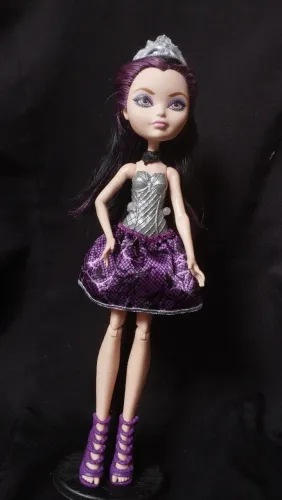 Ever After High: Raven Queen BÁSICA 