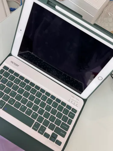iPad 8ª Geração Apple (Impecável) + Capa com Teclado + Caneta
